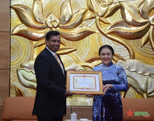 VUFO trao kỷ niệm chương “Vì hòa bình, hữu nghị giữa các dân tộc” tặng Đại sứ Sri Lanka tại Việt Nam